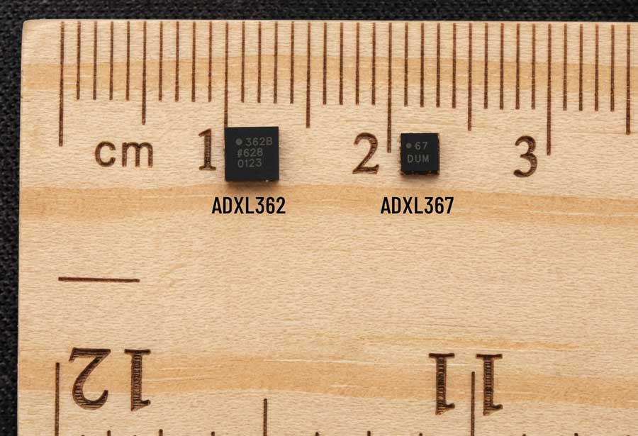 Figure 3. ADXL362 and ADXL367 size comparison.